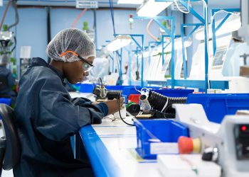 Atraer capital extranjero es la primera transacción. Lo que esas empresas compran localmente decide cuánto de esa inversión se convierte en capacidad dominicana.