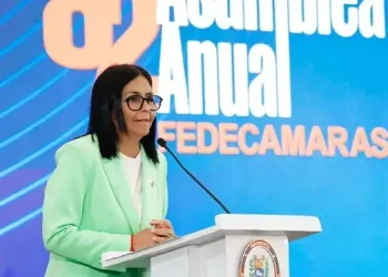 Delcy Rodríguez destacó las políticas bancarias orientadas a dirigir el crédito hacia los sectores productivo e industrial.