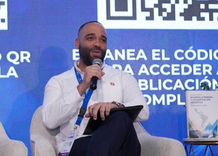 José Santana explicó que el sector público consume alrededor de 289 gigavatios hora (GWh) al año, equivalente a un gasto aproximado de RD$3,400 millones.