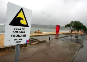 El estado de precaución implica que las personas deben alejarse al menos 80 metros de la línea de la costa.