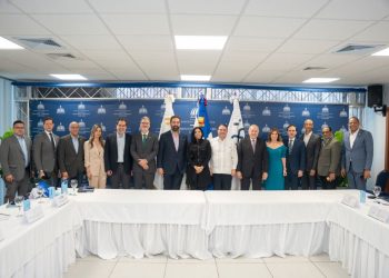 Líderes empresariales y funcionarios públicos participan en la reunión del Consejo Interinstitucional Público-Privado de Prevención del Comercio Ilícito.