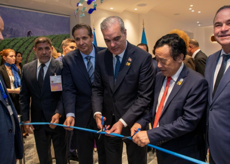 El corte de cinta dejó inaugurado el salón República Dominicana en la sede de la FAO, en Roma.