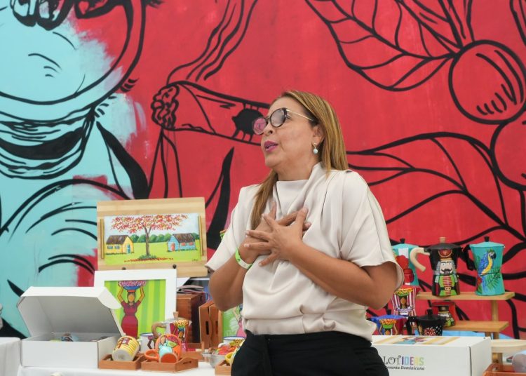 Lotys Acevedo tiene alrededor de 10 años de actividad comercial y unos 15 años vinculada a este trabajo.