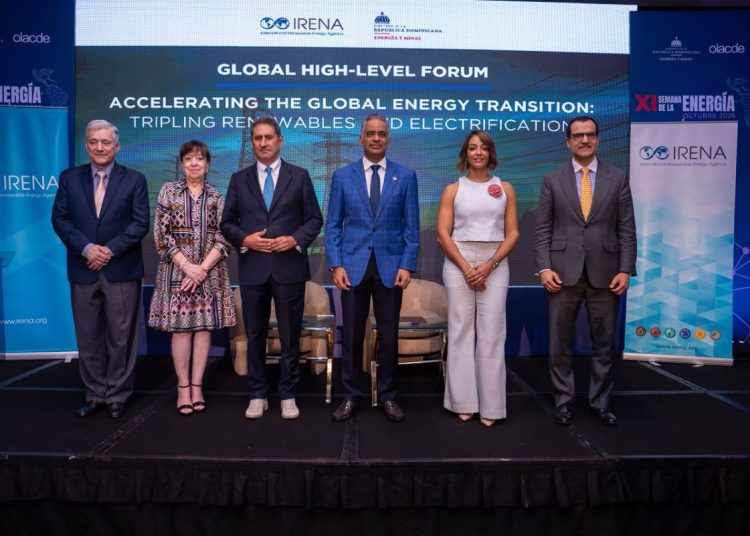 El ministro Joel Santos destaca la importancia de fortalecer las inversiones, las redes eléctricas y el almacenamiento para acelerar la transición energética.