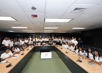 El BCRD imparte en su auditorio charlas a 101 estudiantes y profesores del Instituto San Juan Bautista, del Distrito Nacional.