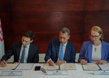 Alexis Vinette, Guido Gómez Mazara y Anna Craenen firmando acuerdo de subvención.