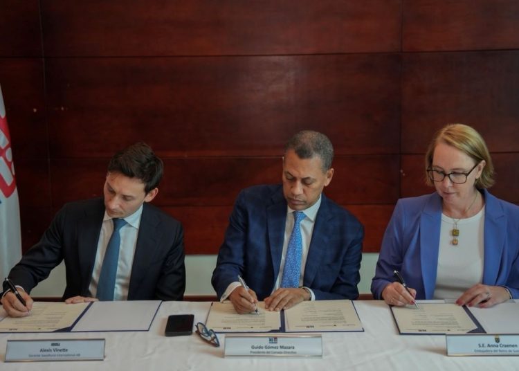Alexis Vinette, Guido Gómez Mazara y Anna Craenen firmando acuerdo de subvención.