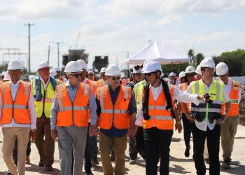 Eduardo Estrella, ministro de Obras Públicas, y Alejandro Campos, director ejecutivo de Apordom, supervisaron los trabajos de construcción de la nueva terminal del Puerto de Manzanillo.