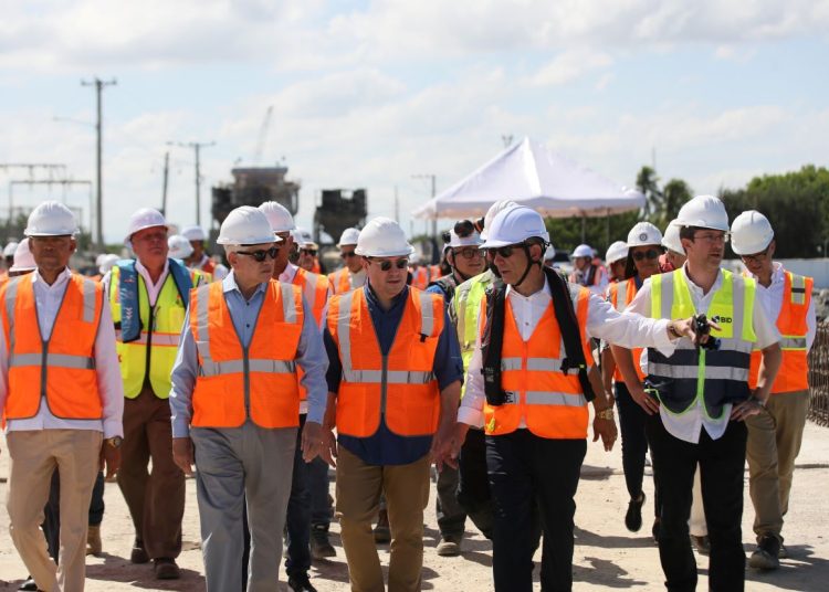 Eduardo Estrella, ministro de Obras Públicas, y Alejandro Campos, director ejecutivo de Apordom, supervisaron los trabajos de construcción de la nueva terminal del Puerto de Manzanillo.