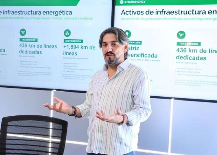"El voltaje de esas lámparas es distinto y evitamos que curiosos se conecten. Todo está diseñado para ponérsela más difícil", explica Óscar San Martín.