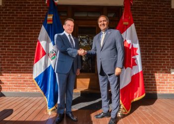 A su llegada a Canadá, el canciller Bisonó fue recibido por el embajador dominicano en esa nación, José A. Blanco Conde.
