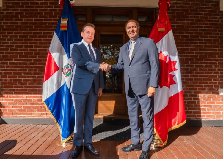 A su llegada a Canadá, el canciller Bisonó fue recibido por el embajador dominicano en esa nación, José A. Blanco Conde.
