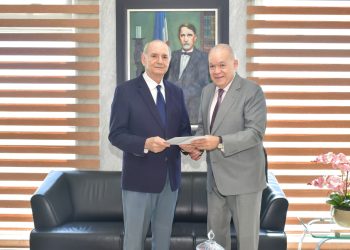 Teofilo Quico Tabar, director de la DGJA y Pedro Urritia Sangiovanni, director de la DGII.