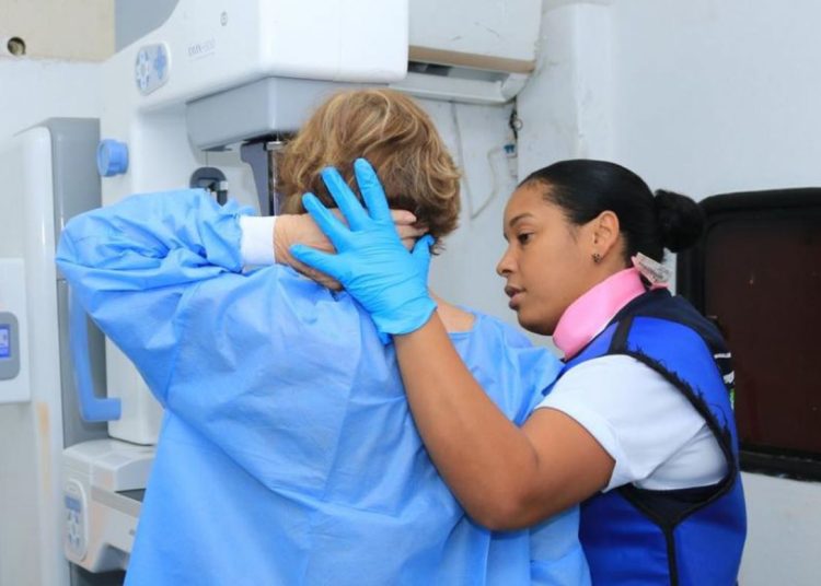 En República Dominicana, alrededor de 2,609 mujeres son diagnosticadas con cáncer de mama cada año.
