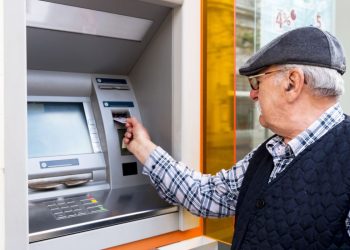 Entre los principales lineamientos de la guía figura la eliminación de prácticas que excluyan automáticamente a las personas mayores de determinados productos o servicios financieros.