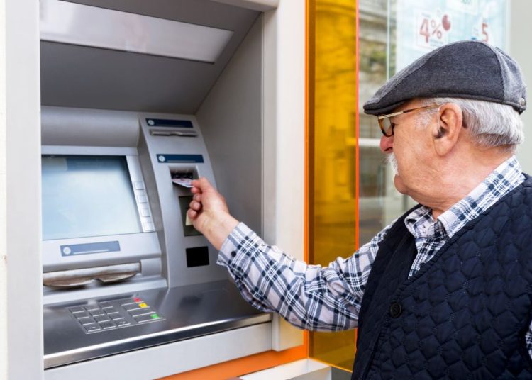 Entre los principales lineamientos de la guía figura la eliminación de prácticas que excluyan automáticamente a las personas mayores de determinados productos o servicios financieros.