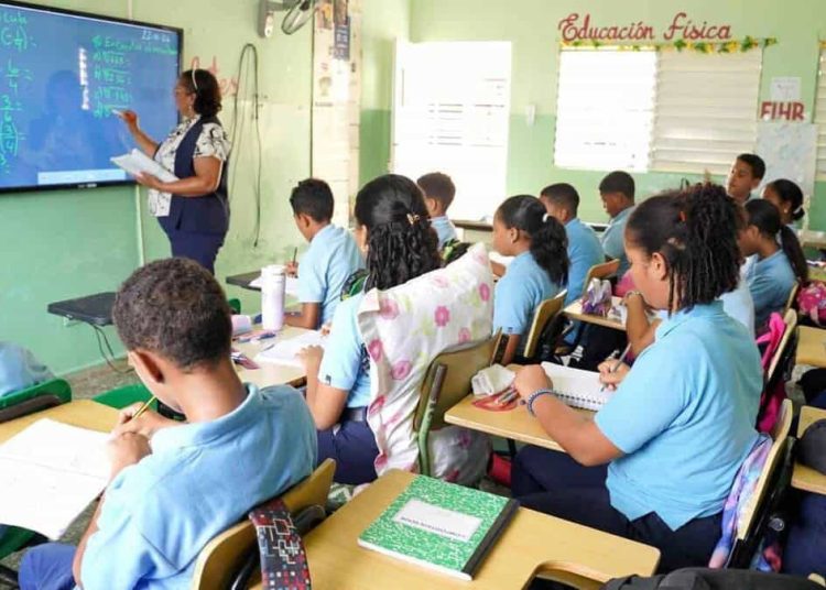 La investigación encontró 235 centros educativos que conformaban grupos de bajo desempeño en el análisis de 2025.