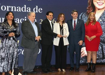 Rosario Medina, Radhamés Mejía, rector Secilio Espinal, Josefina Navarro, Eduardo Reynoso y Ana Bélgica Güichardo.