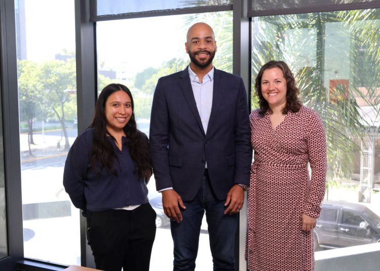 Gisselle Gonzalez, representante de YLAI; Evaldo Vásquez, emprendedor, y Kattie Kattula, también representante del programa.