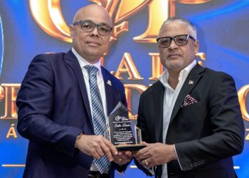 Jairon Severino y Carlos Devers, durante el reconocimiento otorgado por el Colegio Dominicano de Periodistas (CDP) por su trayectoria y aportes al periodismo dominicano.