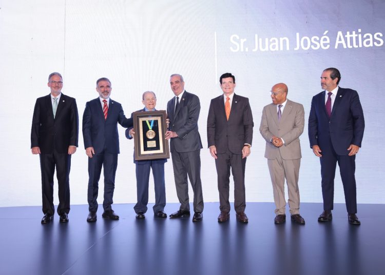 El presidente Luis Abinader participó en la ceremonia de entrega de los Galardones Industriales 2026, organizada por la AIRD.