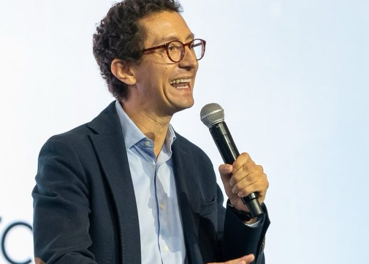 Santiago Sicard, presidente ejecutivo de ADOSAFI, atribuyó el crecimiento a una mayor diversidad de productos y a la incorporación de inversionistas.