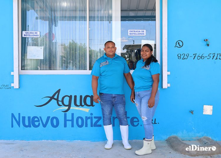 Francisco Reynoso y Anyelina de la Cruz apostaron por el negocio de purificación de agua para generar ingresos propios.