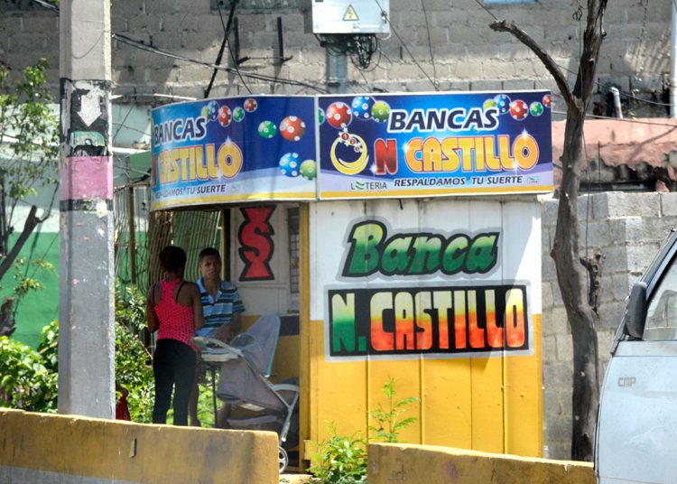 Trabajadores de bancas de loterías reclaman inclusión a la seguridad social y mejores condiciones.