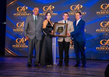 La segunda edición de la Gala de Periodismo Sánchez Ramírez 2026 estuvo dedicada al doctor Julio César Landrón de la Rosa, director ejecutivo del SNS.