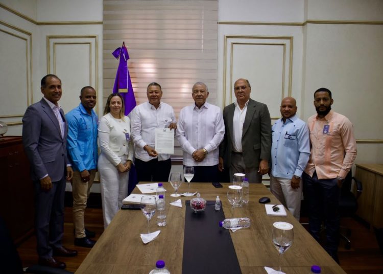 Anavip sostuvo un encuentro con el ministro administrativo de la Presidencia, Andrés Bautista.