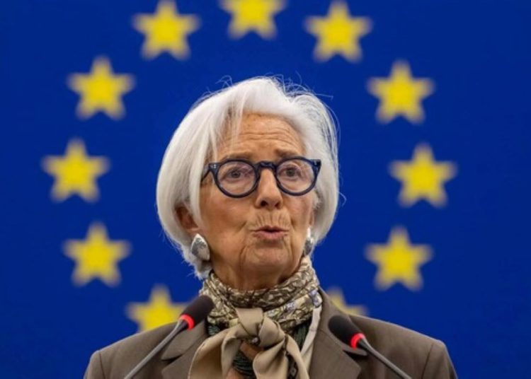 "Agradezco a todos los que me han apoyado durante estos siete años", añadió Lagarde.