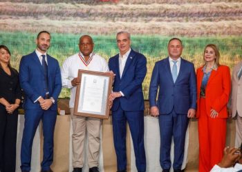 El reconocimiento fue realizado durante la entrega de la XXXV Medalla de Honor al Mérito, encabezada por Luis Abinader, en una ceremonia organizada por la ADHA.