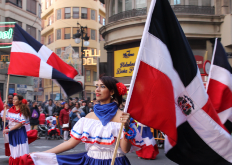 La composición por sexo evidencia una mayor presencia de mujeres dominicanas en España.